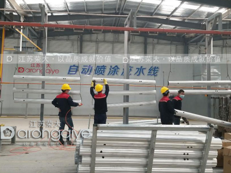 公交候車(chē)亭廠家噴塑流水線原來(lái)長(zhǎng)這樣配圖一