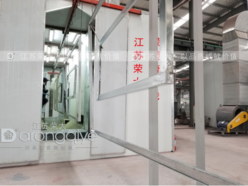 公交候車(chē)亭廠家噴塑流水線原來(lái)長(zhǎng)這樣配圖二